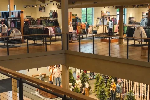 L.L.Bean به ریشه‌های قدیمی خود بازمی‌گردد: فروشگاه‌های فیزیکی و کاتالوگ‌های چاپی!