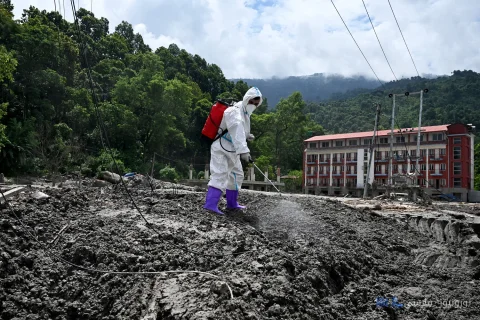 Catastrophe des inondations au Népal : plus de 1100 morts et des espoirs minces pour sauver les survivants