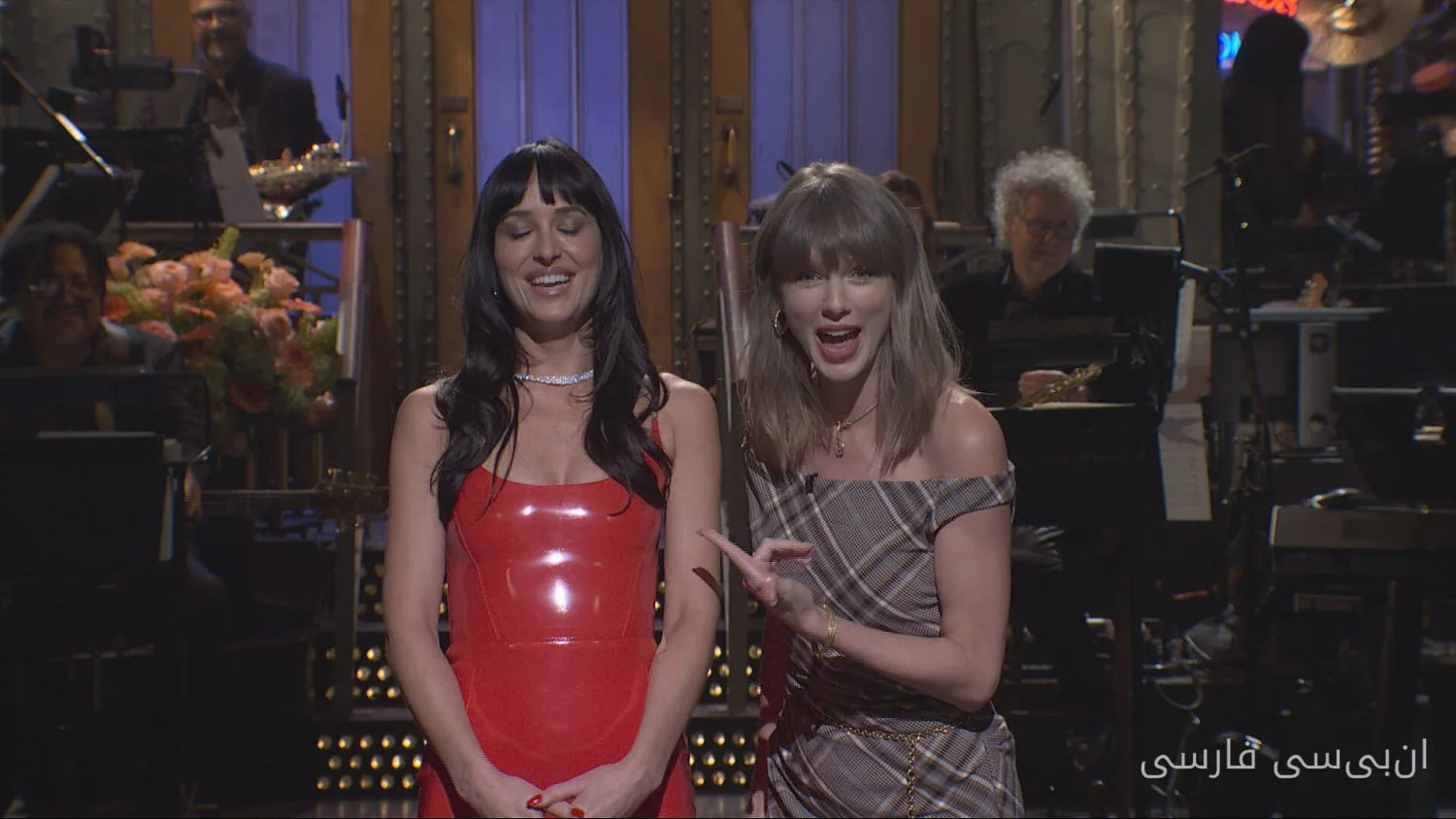 تیلور سوئیفت به برنامه ‘SNL’ می‌آید و با میزبان داکوتا جانسون شوخی می‌کند